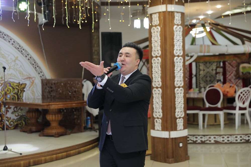 Тамада от 40.000тг и певец 2х язычные