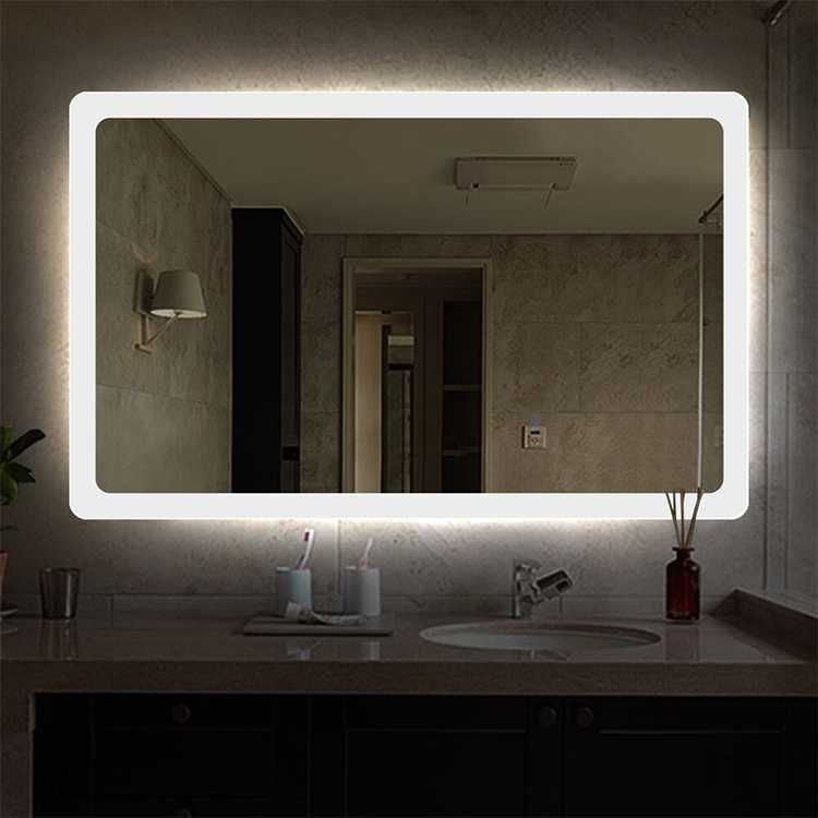 Настенное зеркало с подсветкой. Зеркало в ванную комнату.
