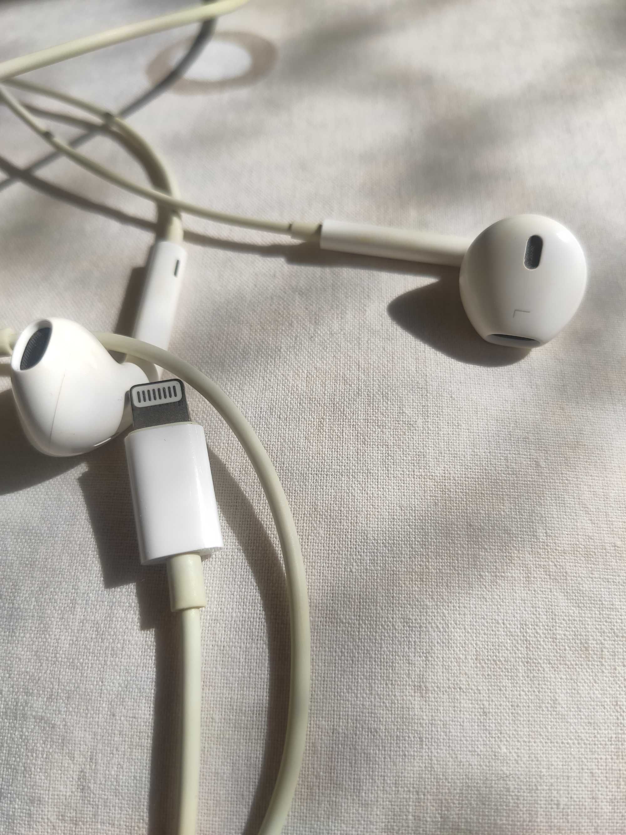 Apple Earpods with Lightning Connector