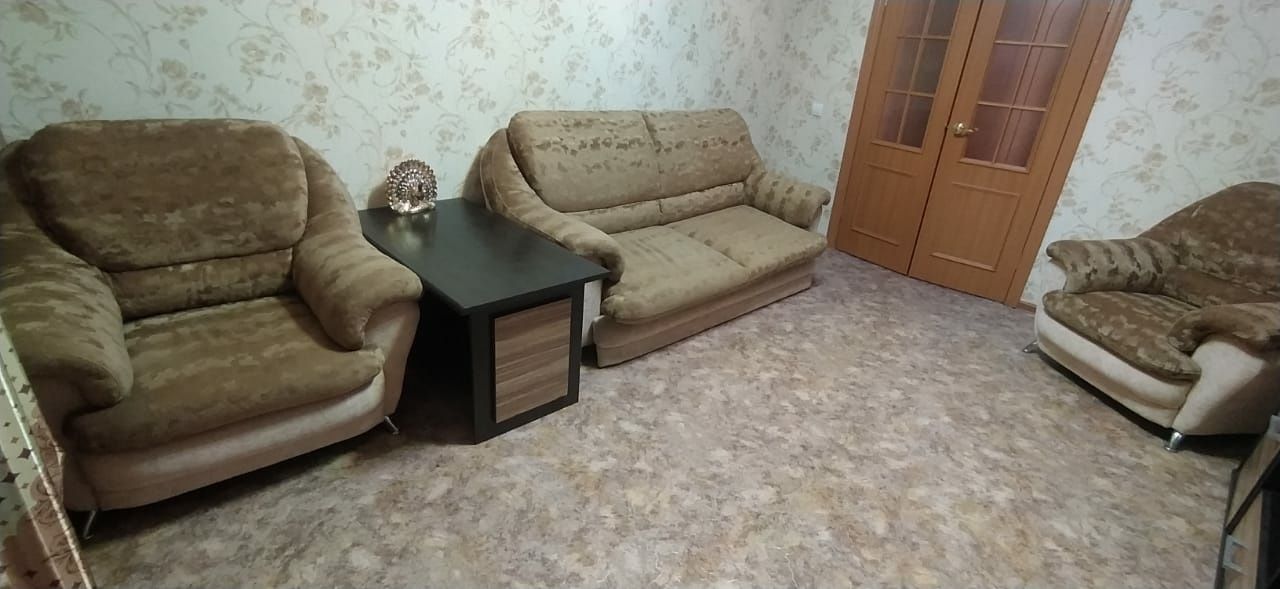 Продам стенку и столик в гостиную