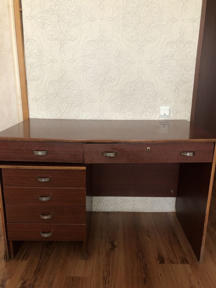 Стол лакированный
