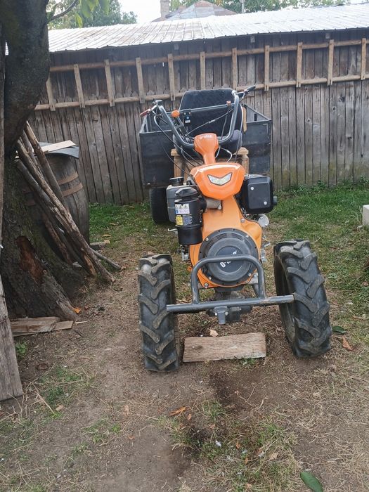 Motocultor cu remorcă