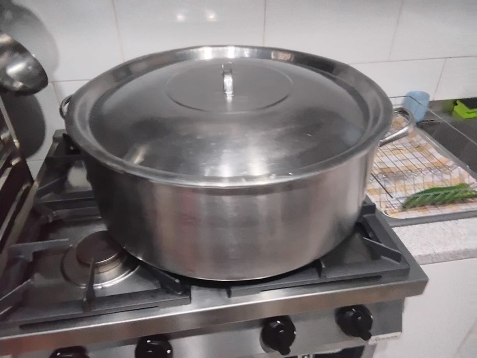 Vînd cratița inox cu capac  noua 50l  bonus un cuțit electric  din par