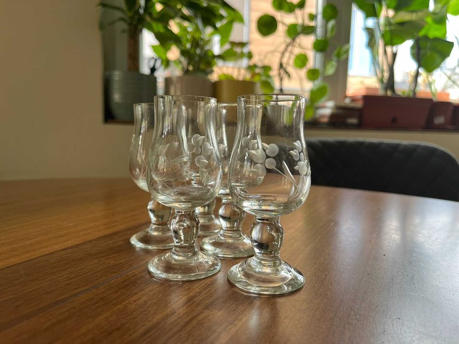 Стари кристални и стъклени чаши, чинии, гарафи