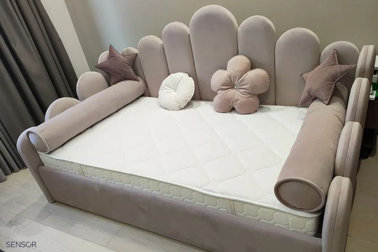 Детская  кровать с мягкими спинками и бортиками