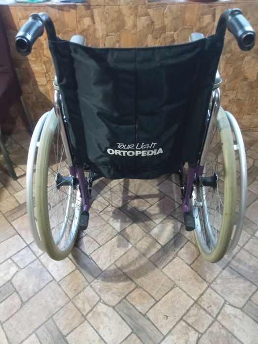 Vând scaun cu rotile