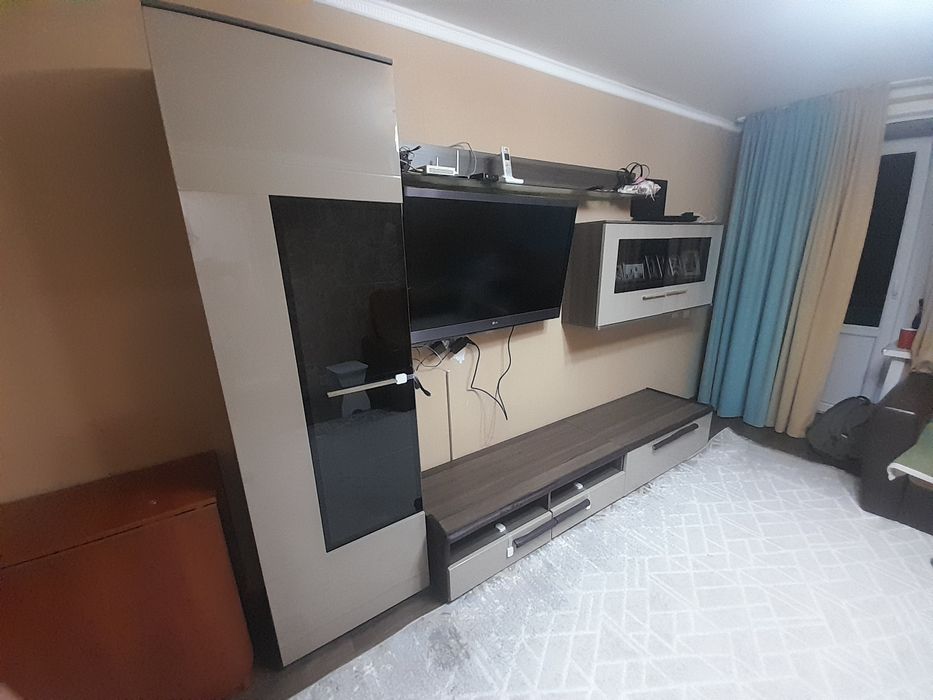 Стенка с подсветкой полок