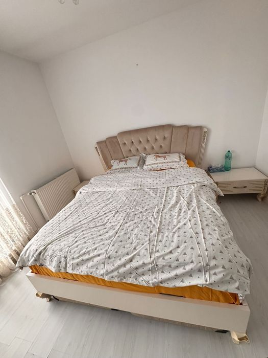 Vând pat și două noptiere,calitate extra.