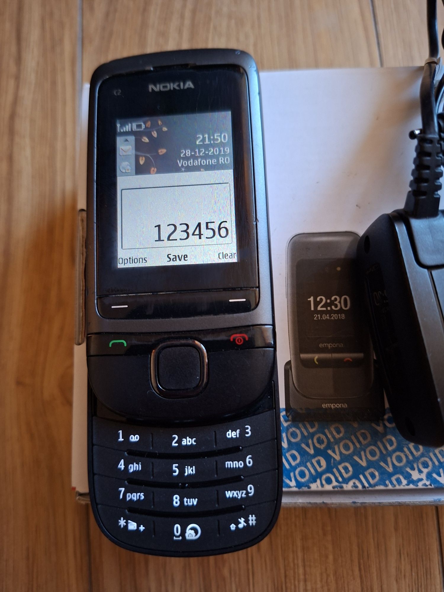 Nokia cu clapeta culisanta.