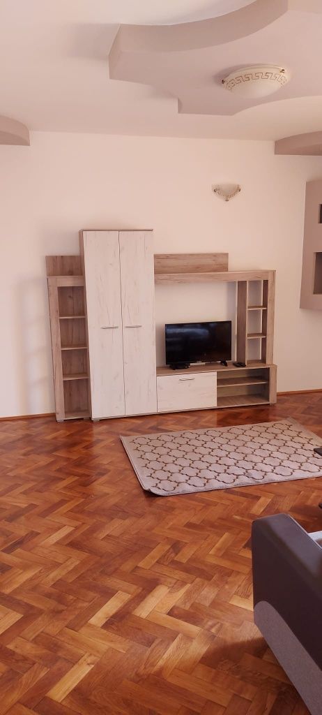 Particular,închiriez apartament 2 camere , zona Filarmonica Brasov.