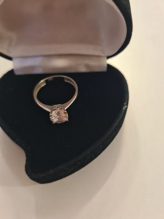 Дамски пръстен с камък, бяло злато.