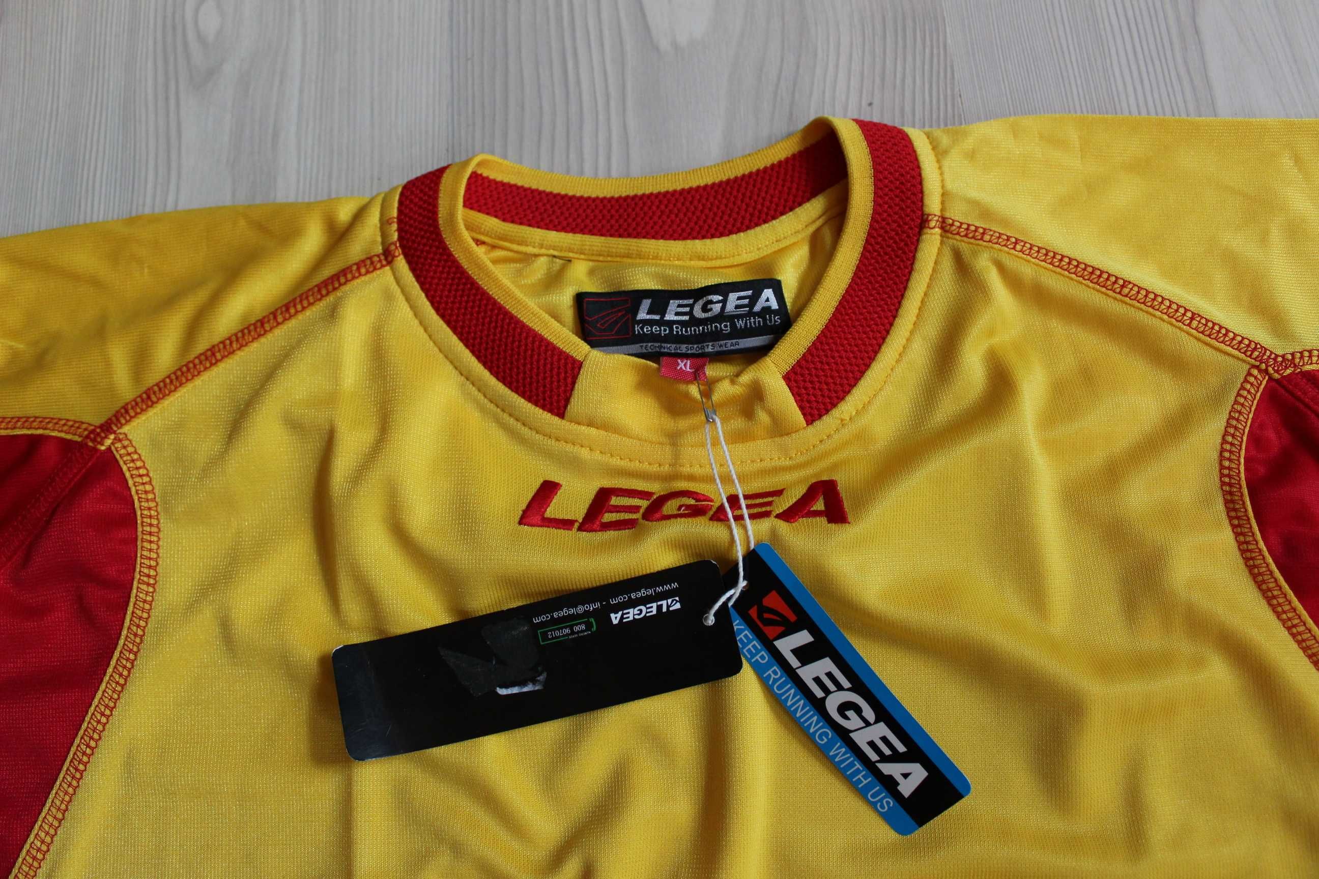 Compleu, tricou/sort fotbal Romania, LEGEA, marime XL, NOU cu eticheta