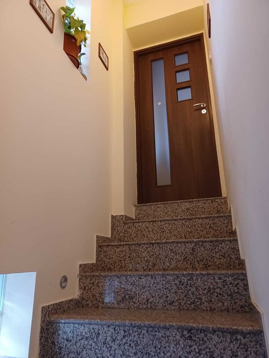 De vanzare vila S+P+1 ( 2 apartamente  tip duplex) 7camere, 2 băi.
