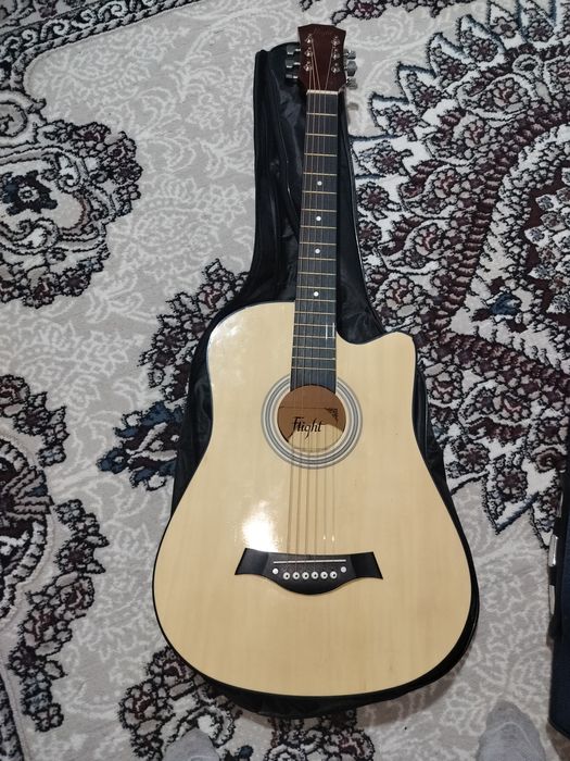 Gitara yangi sotiladi