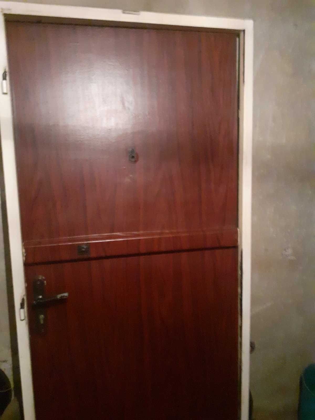 Метална входна врата