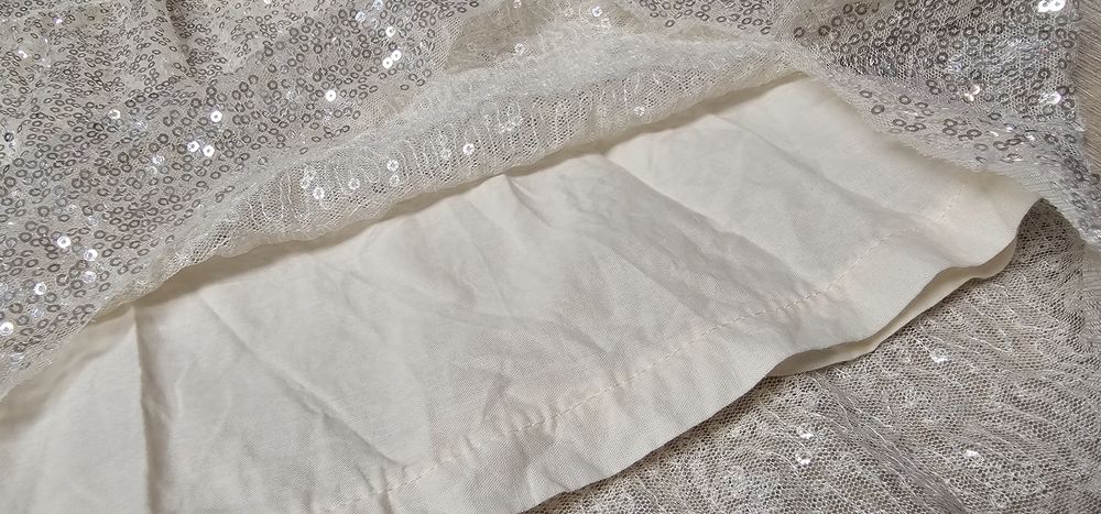 Детска рокля с пайети за 4/5 год.