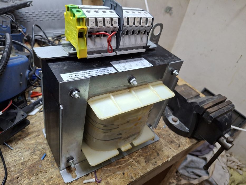 Transformator de separație 2x110v 1x230v 3500w