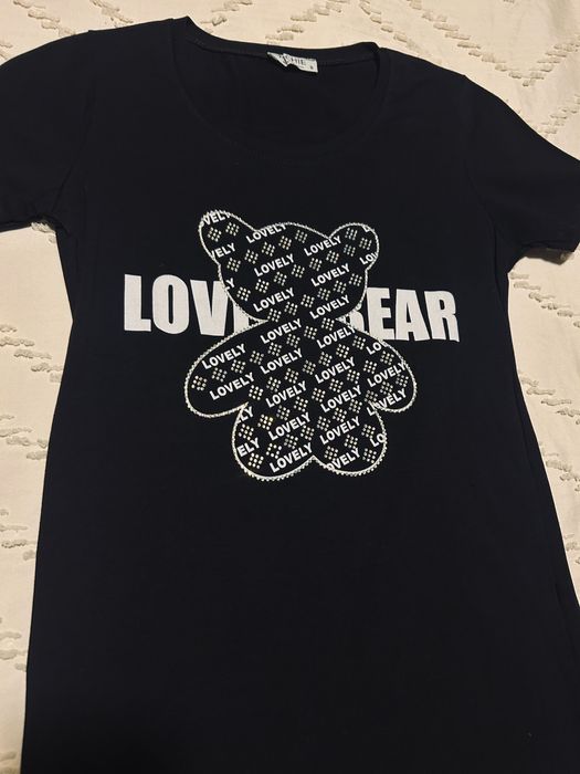 Черна нова тениска с къс ръкав.