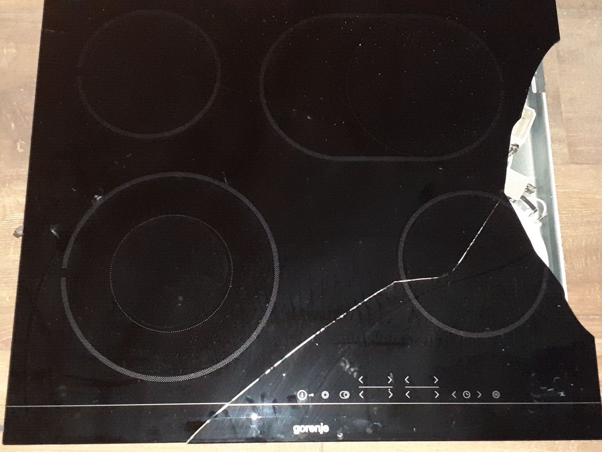 Стъклокерамичен плот Gorenje, функциониращ, със счупено стъкло,