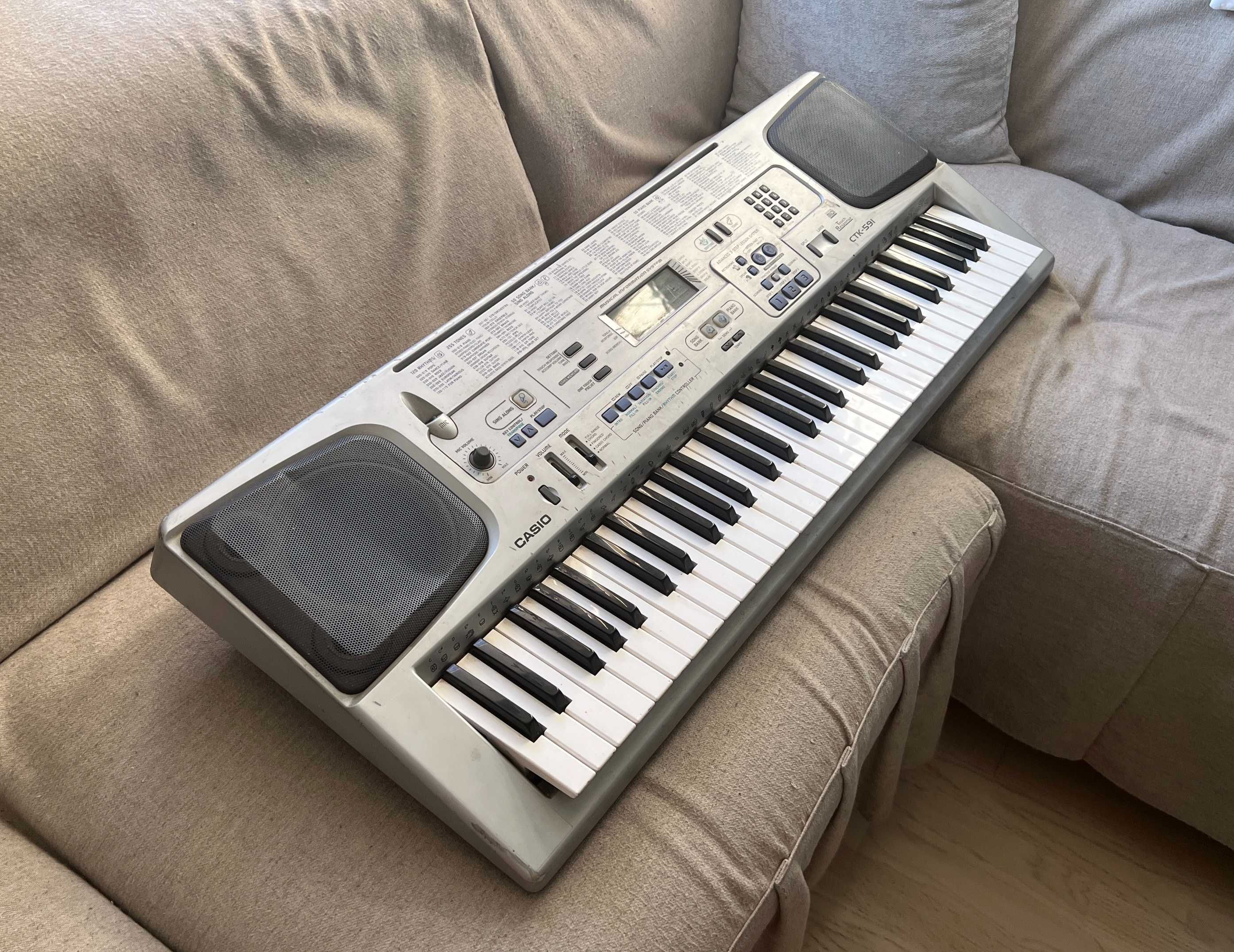 Orga Casio CTK-591 arranger keyboard 5 octaves 61 keys defecta