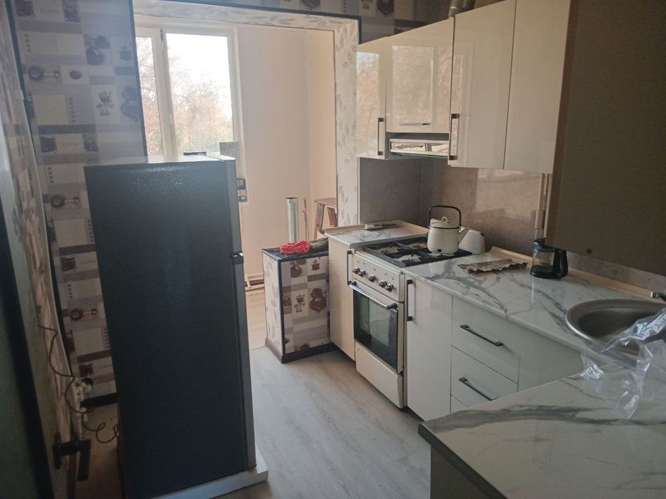 10 mikrayon da uy sotiladi 2 xonaliy yangi plonrovka