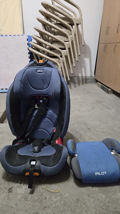 Продам детское автокресло Chicco и бустер Pilot (Комплект)