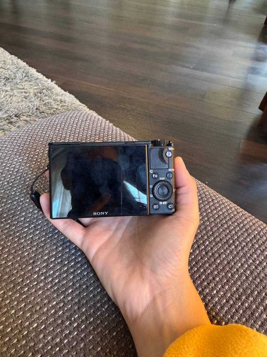 Продавам Sony RX100 III - компактна камера с професионални възможности