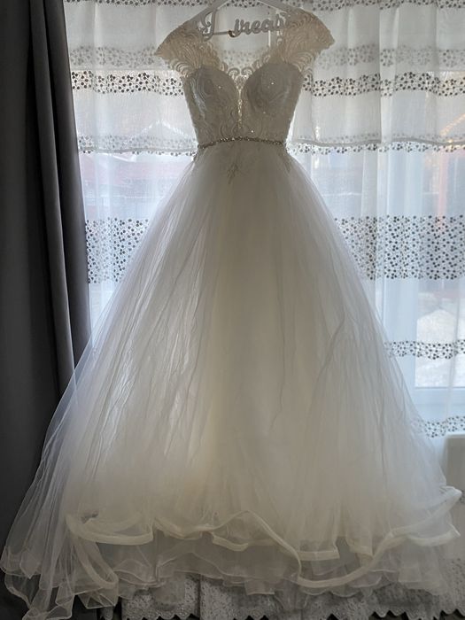 Vand rochie de mireasa cu trena detasabila
