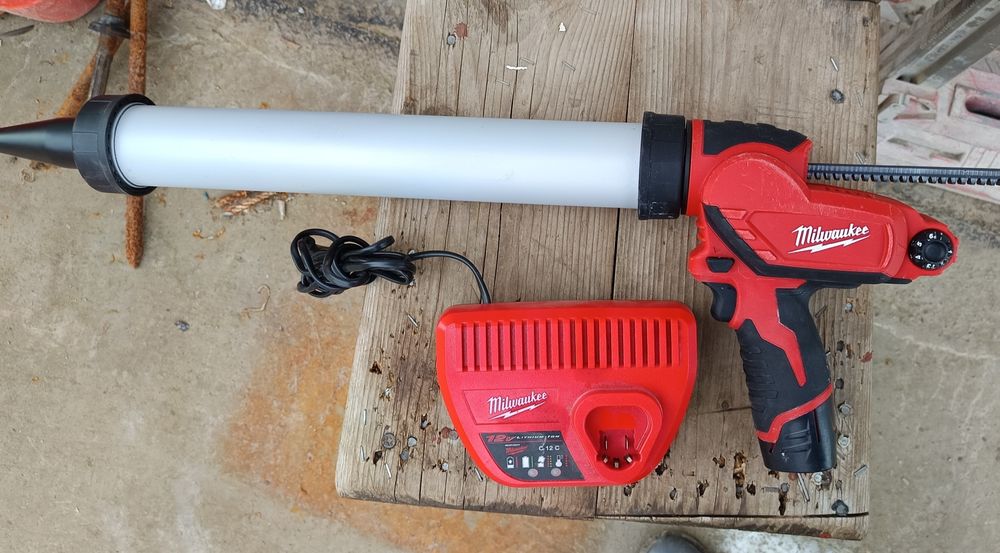 Dispozitiv manual Milwaukee pistol de silicon