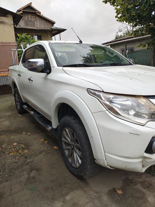 Mitsubishi L200 2016 4 x 4 2.4 L diesel navi clima camera vari +/-