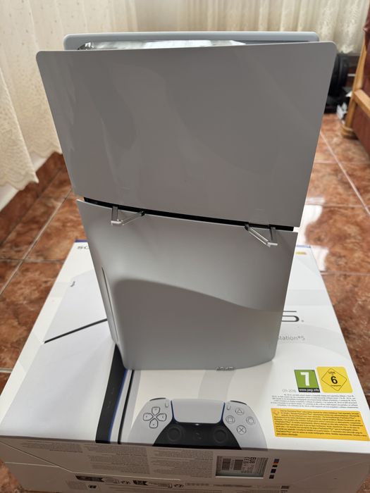 Consola PlayStation 5 , 2 controllere si 3 jocuri