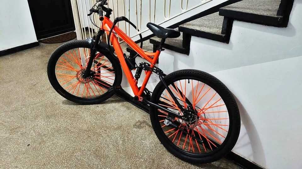 Bicicleta full suspension