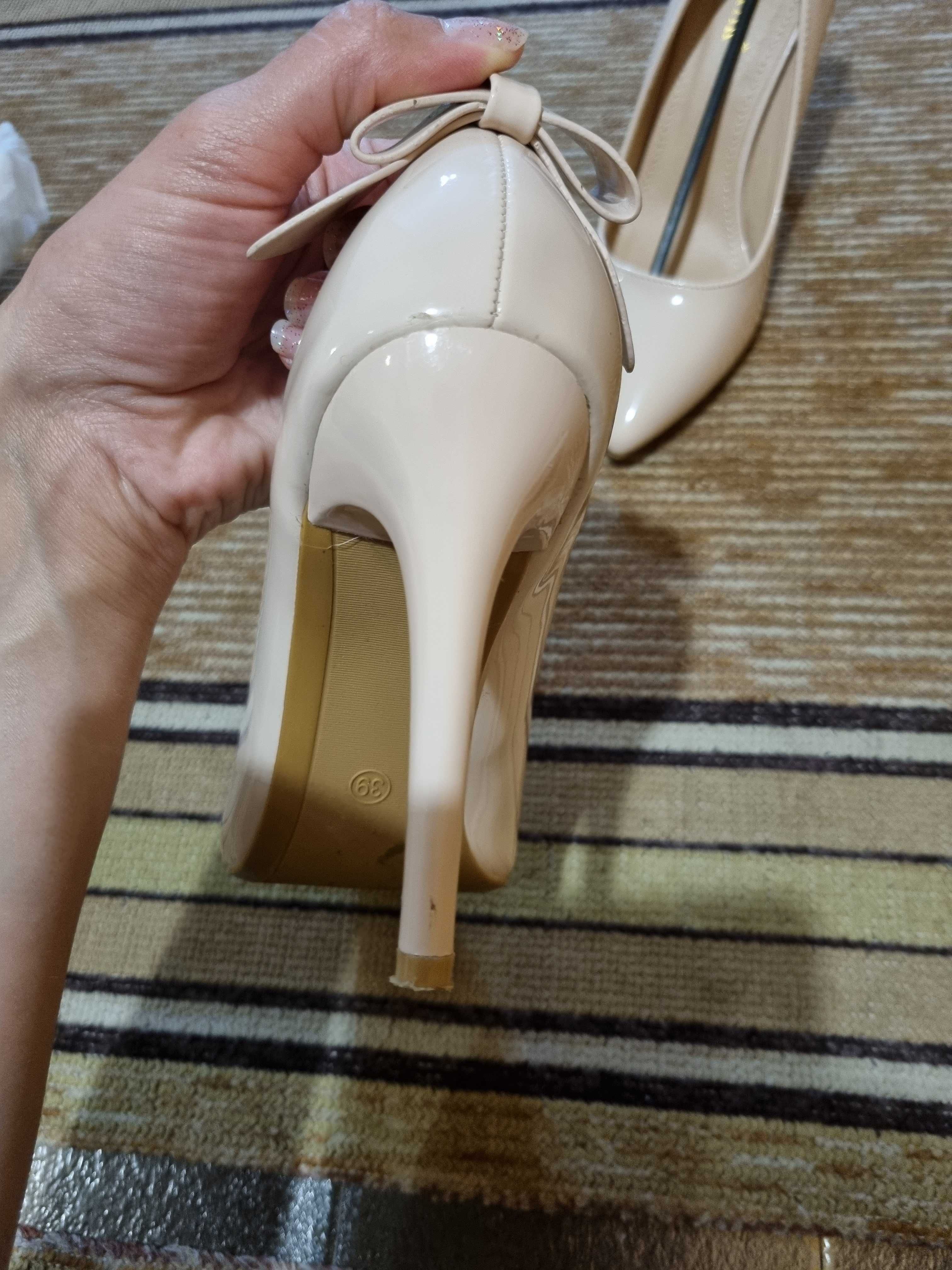 Дамски обувки с елегантен ток