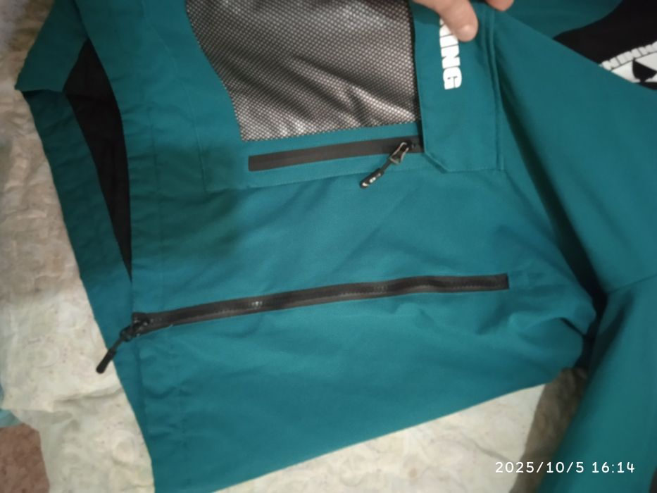 Продамммм в отличном состояни ветровку и кросы