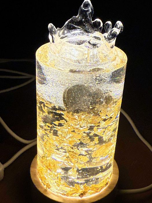 Авангардна декоративна лампа с монета от 1 лев във водата