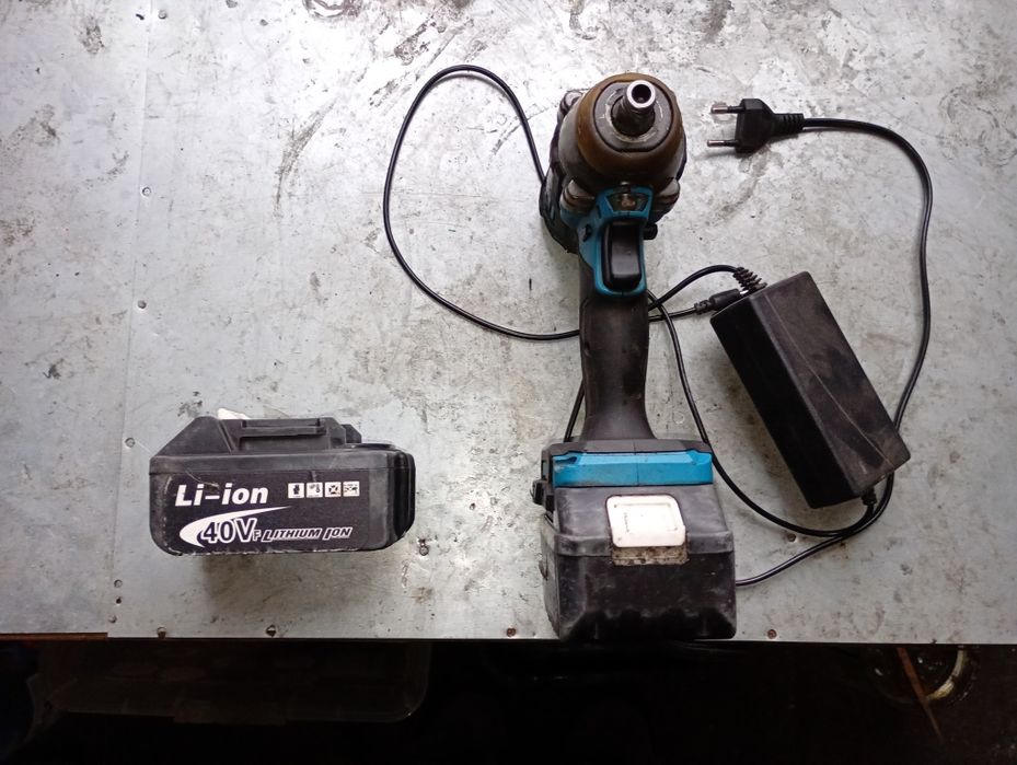 Pistol impact acumulator