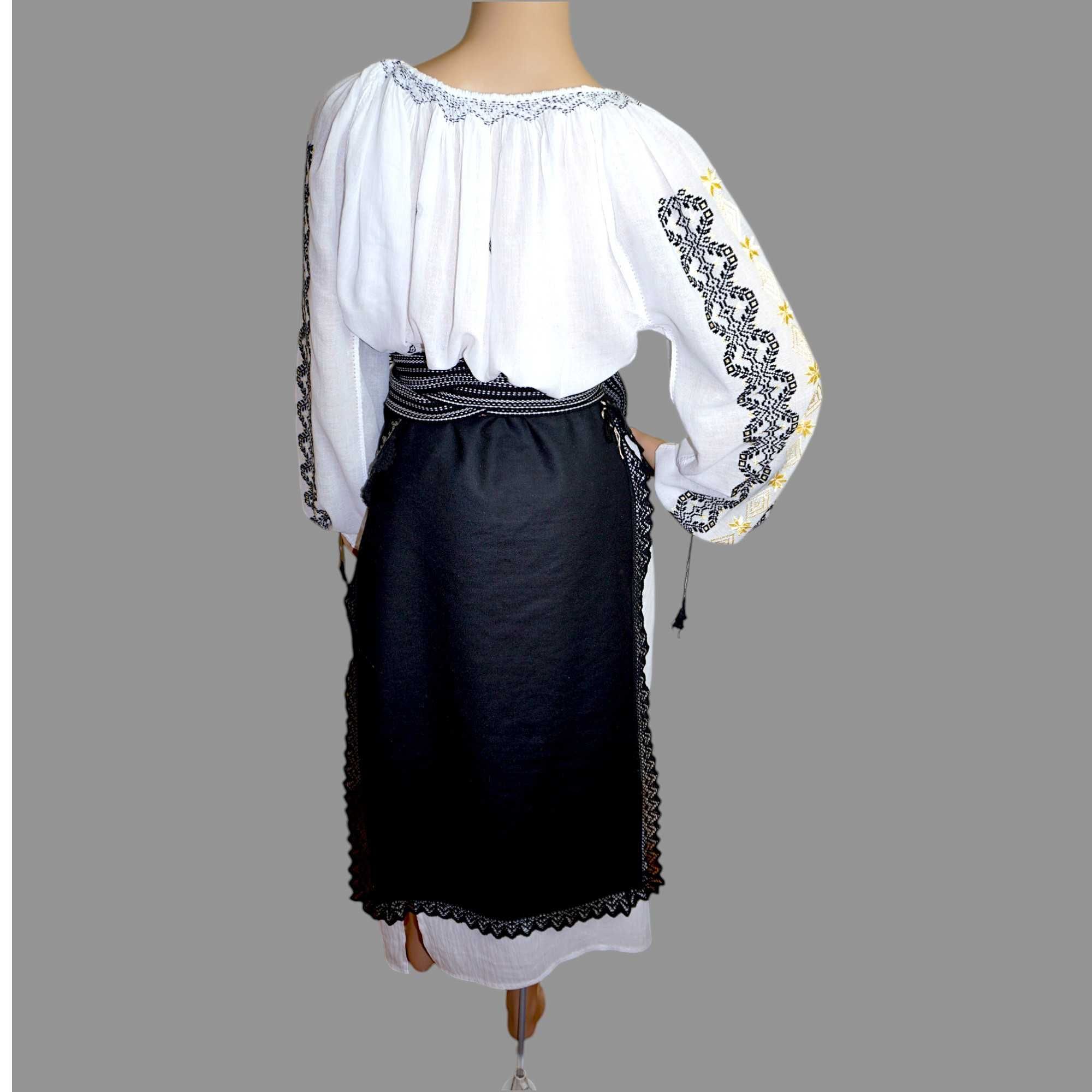 Costum popular cu ie brodata manual si catrinta fir metalic M-L