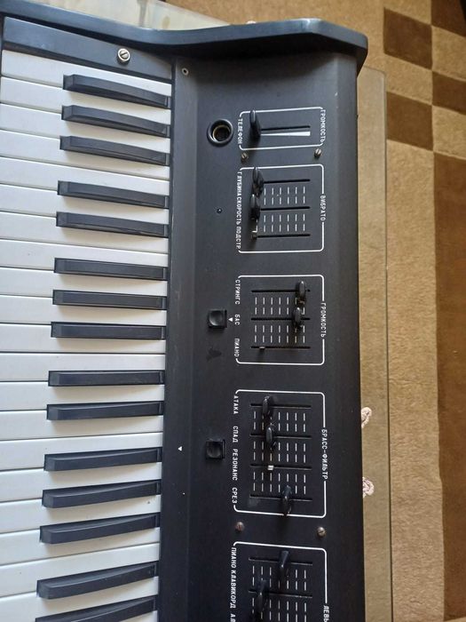 Vand un sintetizator rusesc   TOM 1501model  personalizat