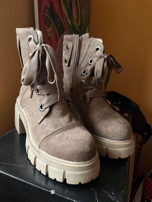 Дамски бежови боти