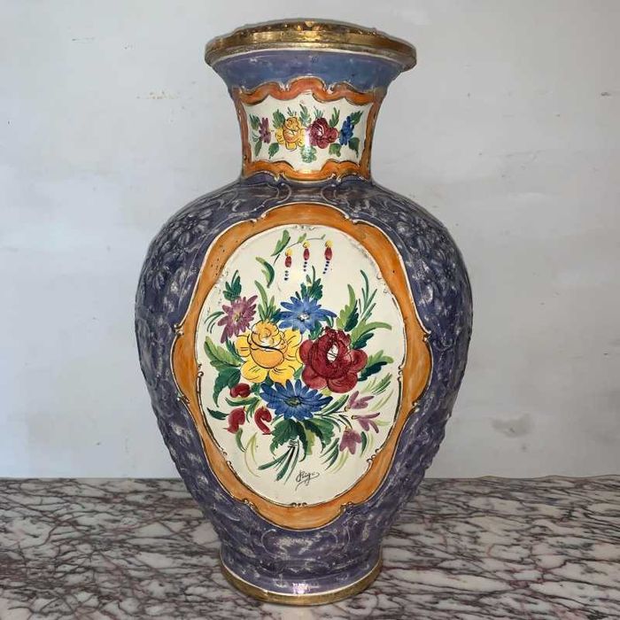 Vaza din portelan cu detalii din bronz