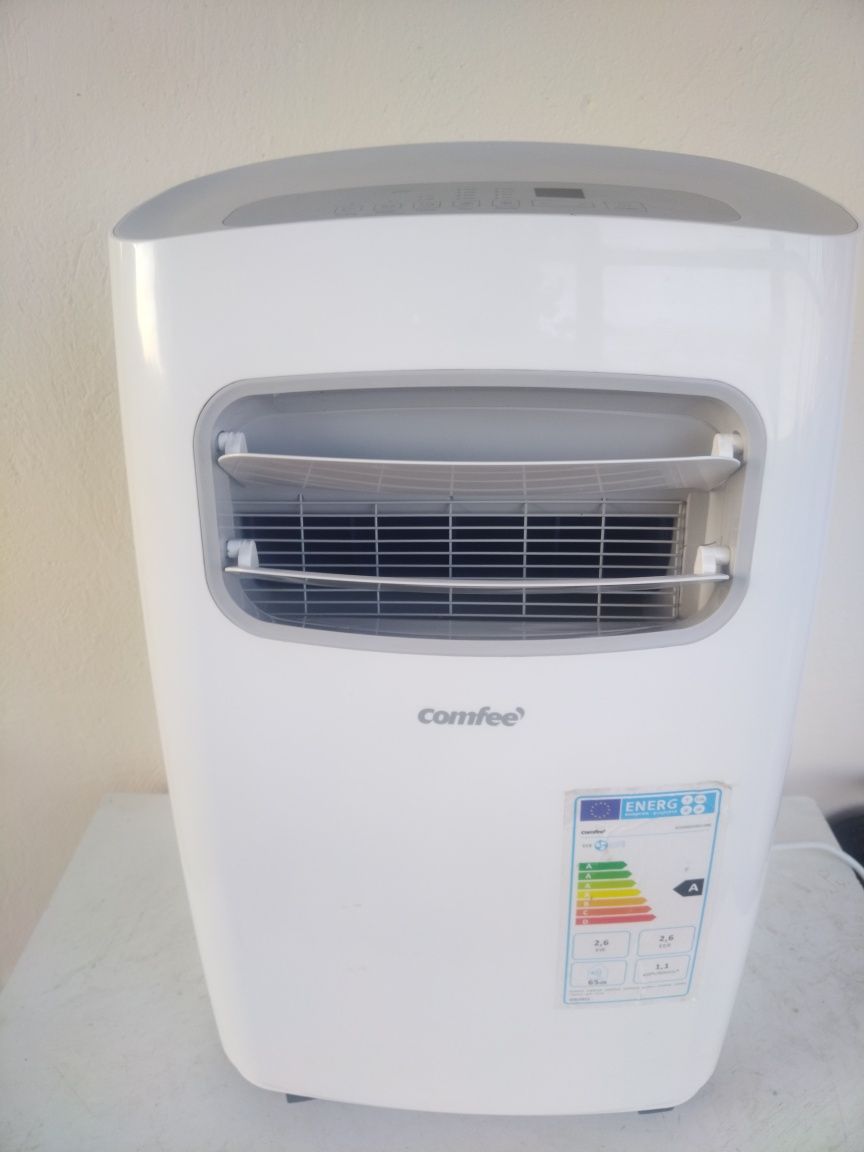 Мобилен климатик COMFEE 9000BTU 1015w
за охлаждане и 
7000
