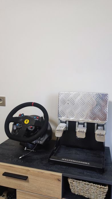 Волан Thrustmaster T300 Ferrari Alcantara + T3PA Pro педали- като нов
