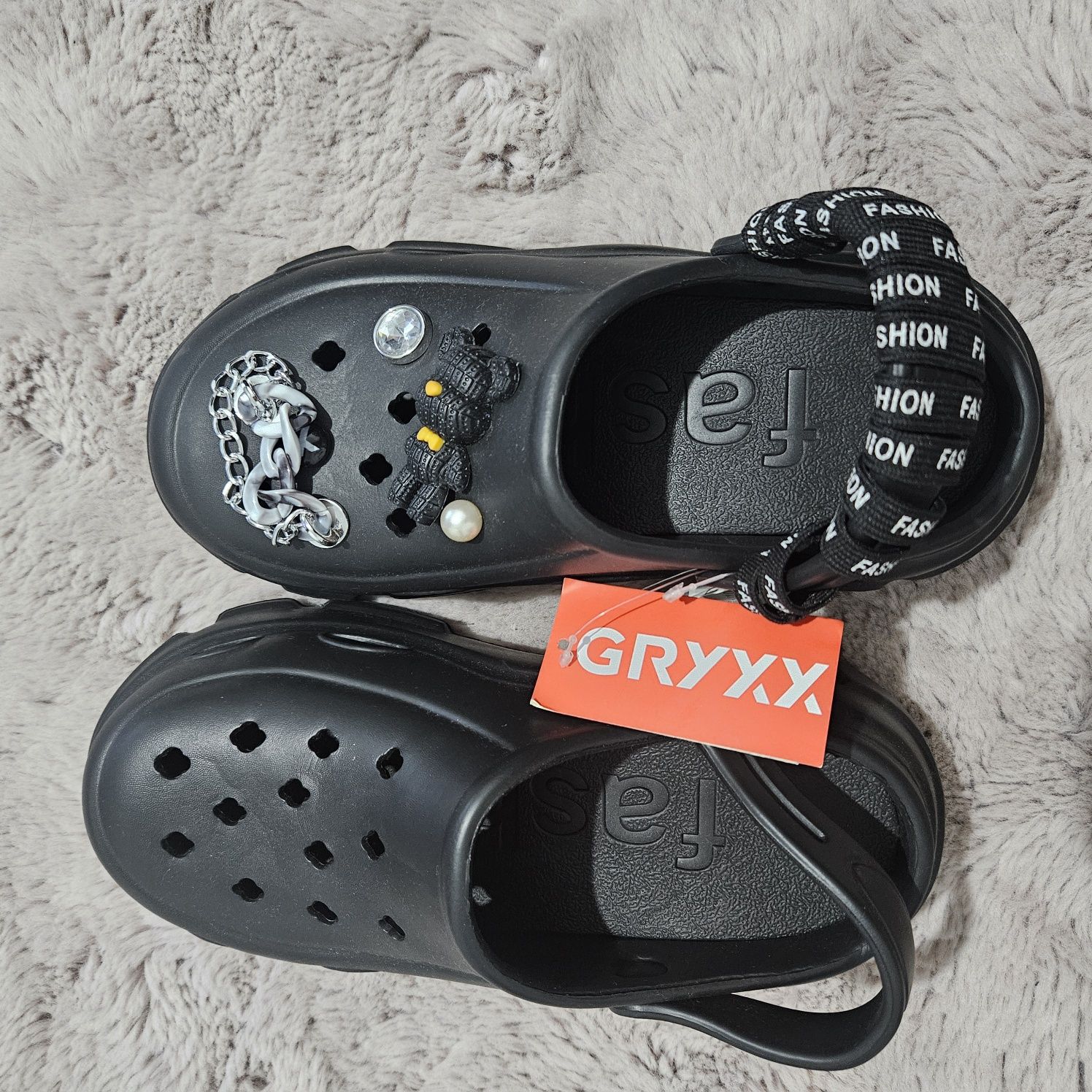 Saboți GRYXX cu accesorii.