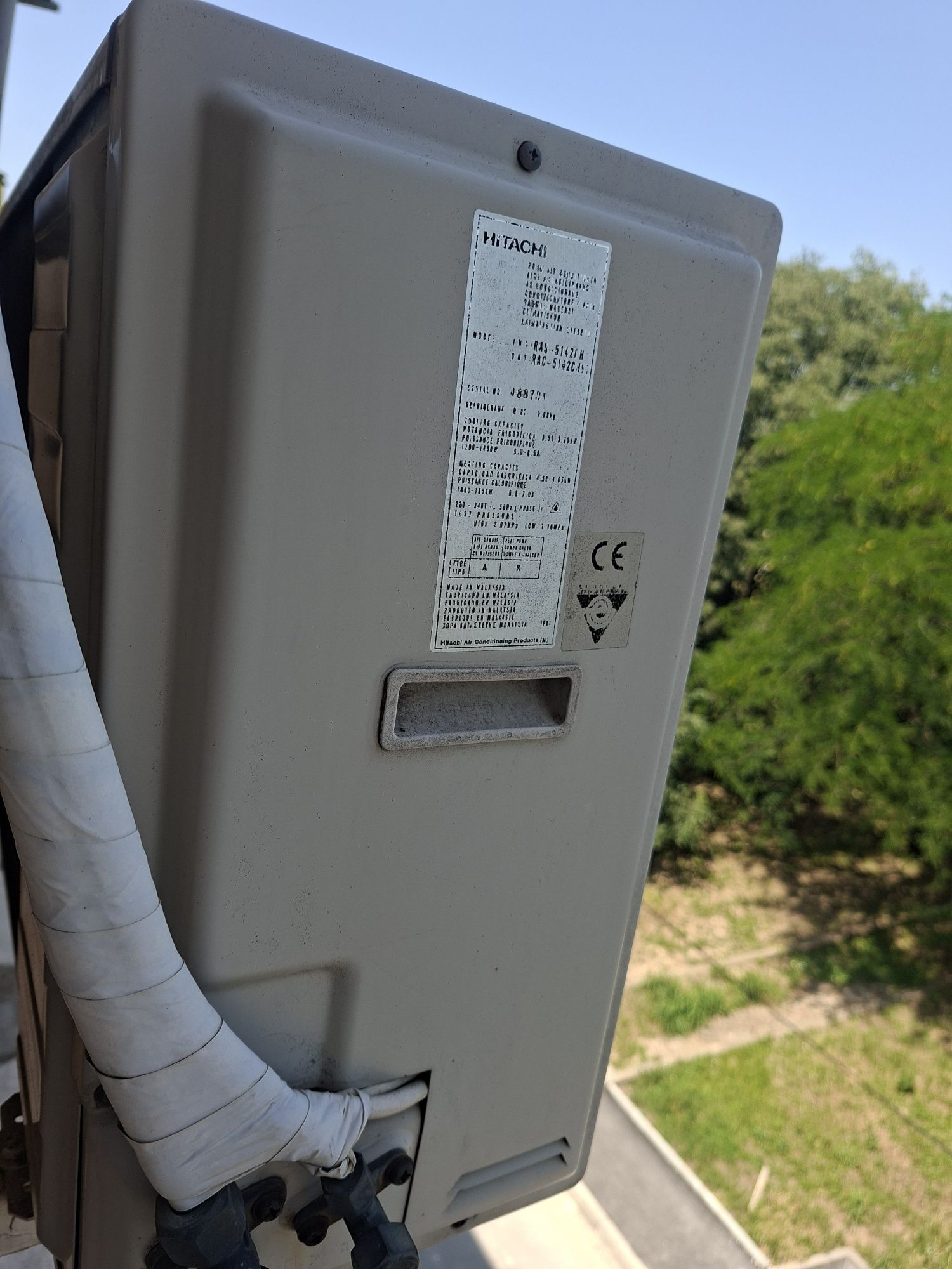 Продавам климатик HITACHI