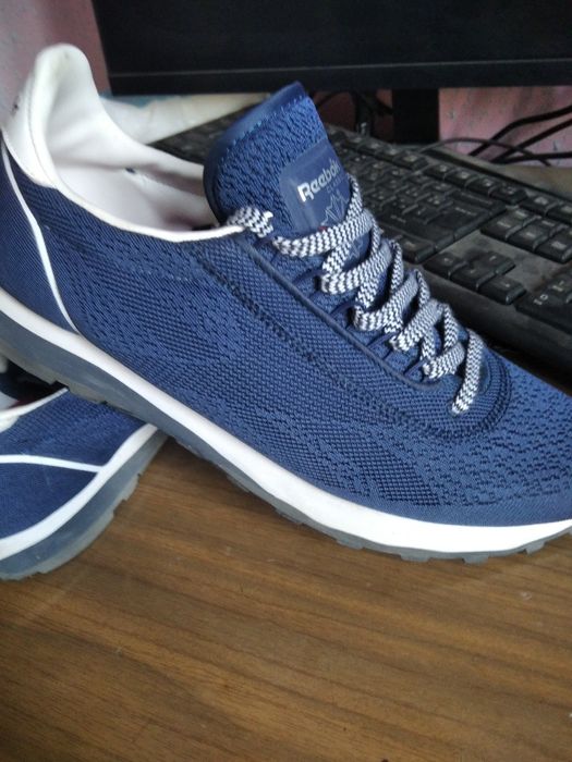 Reebok oyoq kiyimi sotiladi