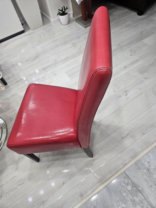 6 бр. кухненски стола, с кожена червена тапицерия с дървени крака