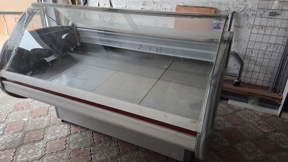 Продам холодильную витрину!