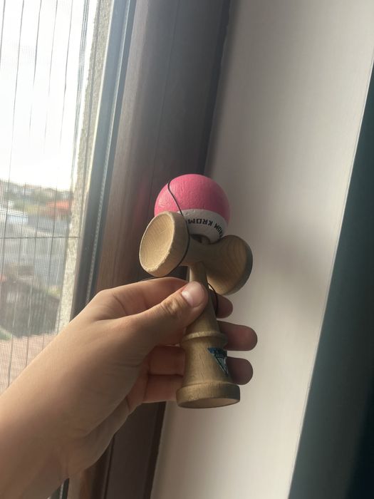 Vand kendama Krom Pop Sticky