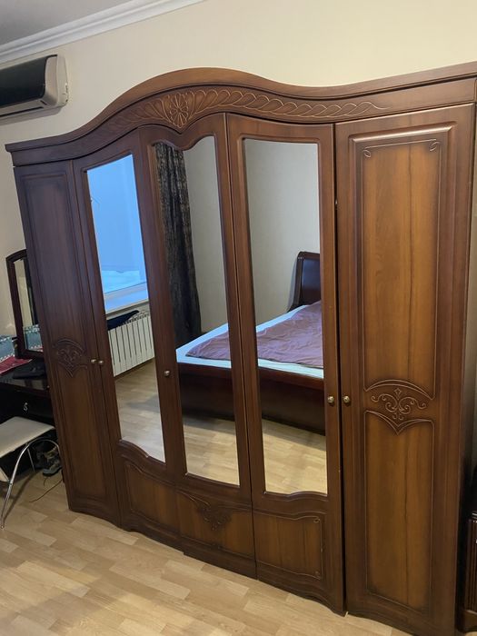 Шкаф из красного дерево