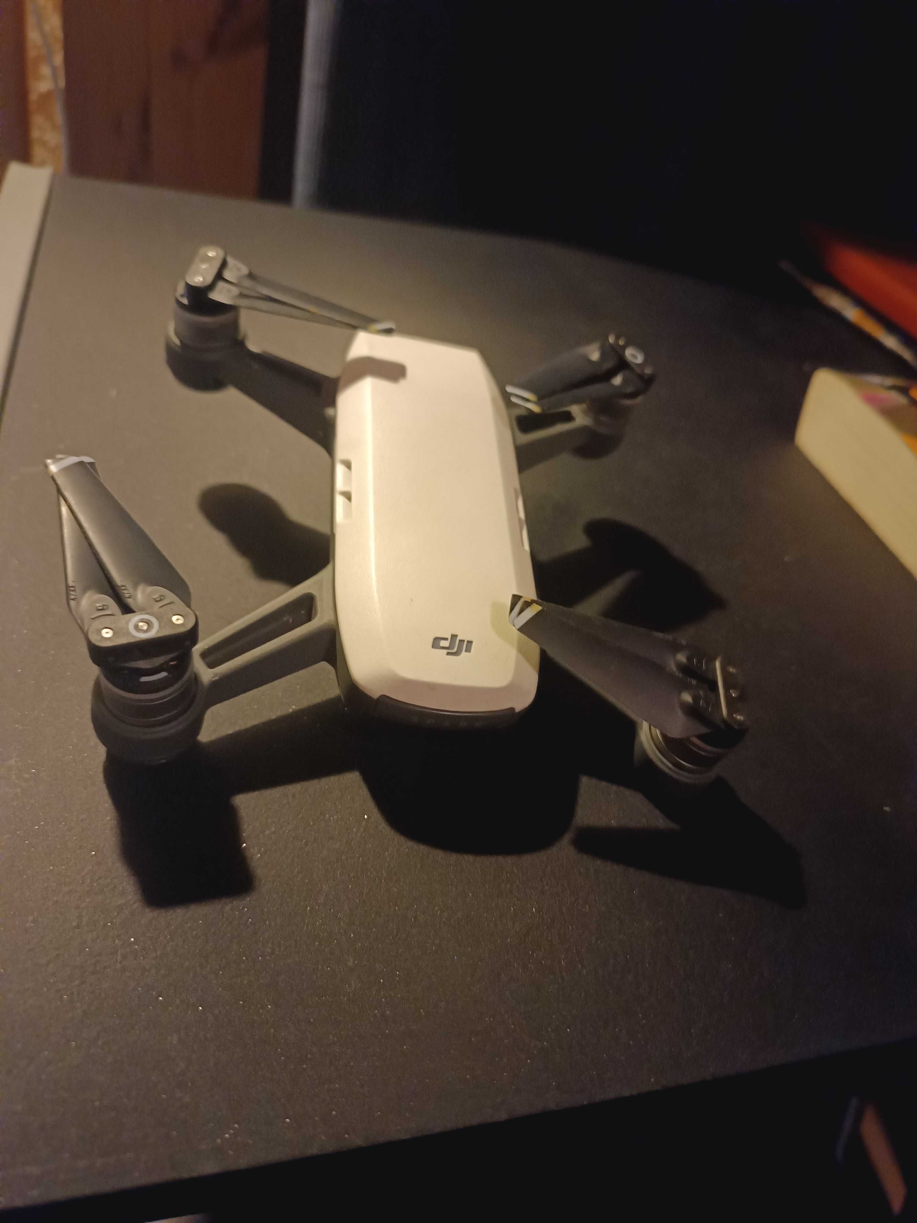 DJI Spark fly more combo със кутия за съхранение.